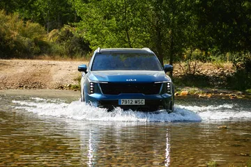 Nuevo Kia Sorento 2024 lidera camino con firmeza y estilo.